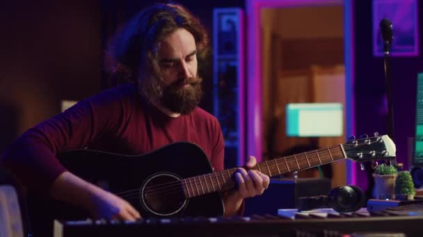 Artysta Gra Gitarze Używa Interfejsu Oprogramowania Daw Tworzenia Muzyki Patrząc — Wideo stockowe