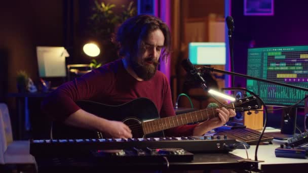 Producteur Musique Chantant Jouant Guitare Acoustique Travaillant Dans Son Studio — Video
