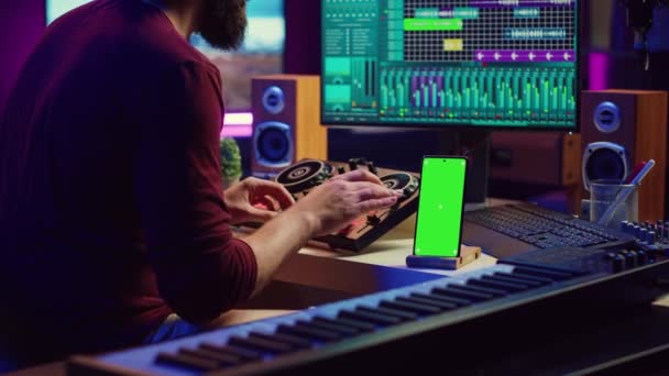 Hangmérnök Dolgozik Keverési Mastering Technikák Otthonában Stúdió Telefon Zöld Kijelzővel — Stock videók