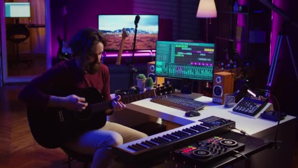 Młody Człowiek Gra Gitarze Tworzenia Muzyki Pomocą Interfejsu Oprogramowania Equalizer — Wideo stockowe