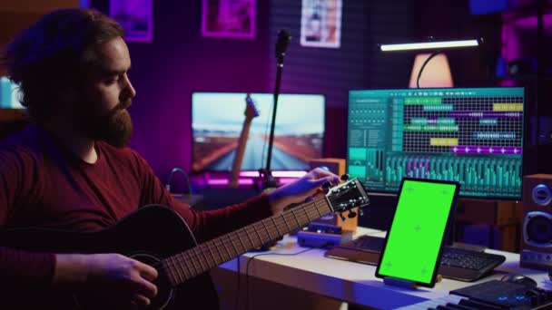 Аудиоинженер Тренируется Настраивать Акустическую Гитару Домашней Студии Просматривая Видео Учебник — стоковое видео