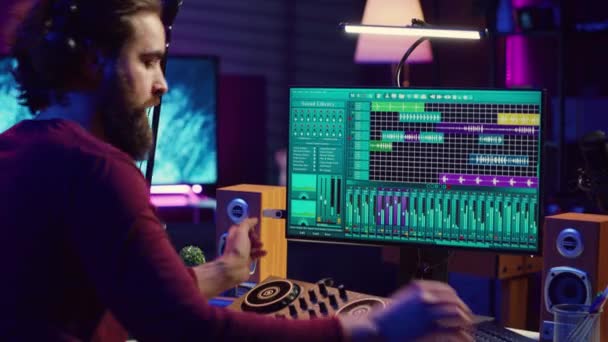 오디오 엔지니어는 Pc에 Usb 스틱을 삽입하여 피아노를 연주하고 소리를 레벨을 — 비디오