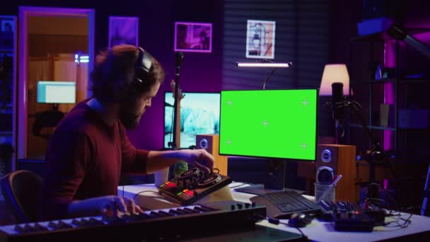 Inżynier Audio Uczy Się Mieszać Nuty Fortepianu Konsolą Mieszania Ogląda — Wideo stockowe