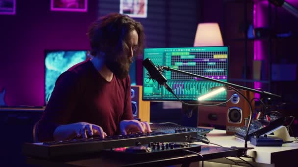 피아노 컨트롤러에 노래를 음악가 음악을 소프트웨어와 마이크에서 노래하는 예술가가 노트를 — 비디오