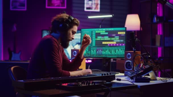 Müzisyen Sanatçı Kendi Stüdyosunda Yeni Şarkılar Besteleyerek Notalar Alıyor Melodisini — Stok video
