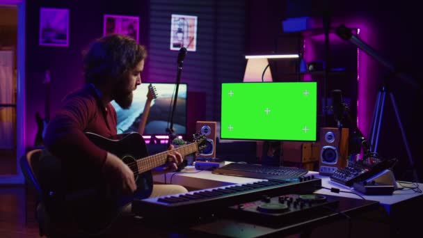 Mladý Umělec Hraje Kytaru Cvičí Novou Píseň Online Výukou Dívá — Stock video
