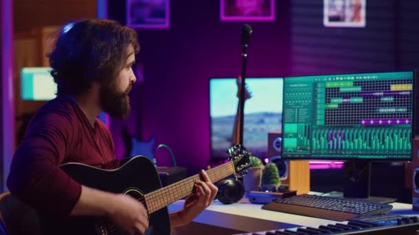 Stüdyosunun Elektronik Düzeneği Ile Çalışan Müzik Yapımcısı Akustik Gitar Sesleri — Stok video