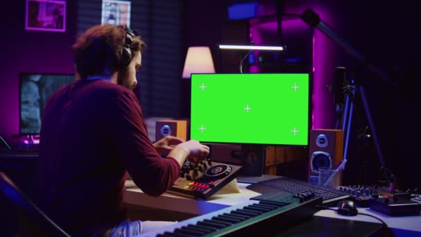 Musikproduzent Songwriter Mixt Keynotes Piano Heimstudio Bedient Mit Greenscreen Monitor — Stockvideo