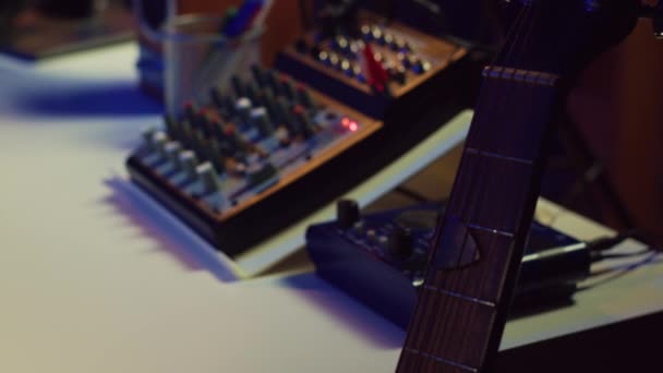 Instrumentos Eletrônicos Usados Para Mixar Gravar Músicas Estúdio Doméstico Vazio — Vídeo de Stock