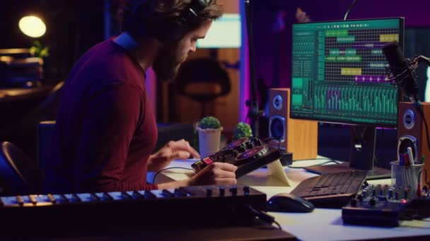 Músico Tocando Teclado Piano Gravação Para Misturar Dominar Áudio Editando — Vídeo de Stock