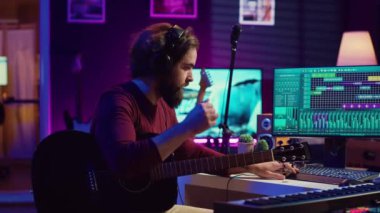 Daw yazılımında elektronik ses tertibatıyla çalışan yetenekli bir sanatçı gitar şarkısını kaydediyor. Ses mühendisi kendi stüdyosunda ses veya ses efekti üretiyor. Kamera A.