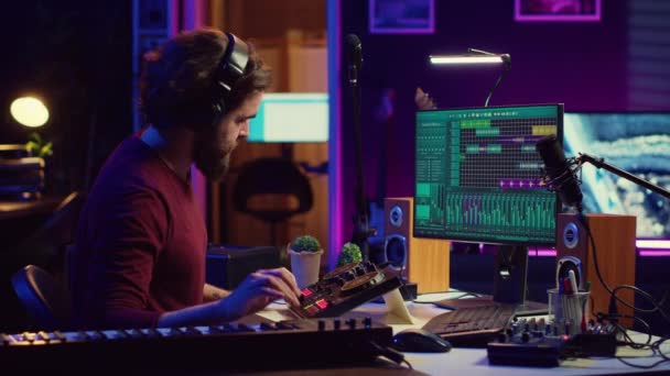 Umělec Zlepšující Kvalitu Zvuku Audio Nahrávek Domácím Studiu Manipulace Mixování — Stock video