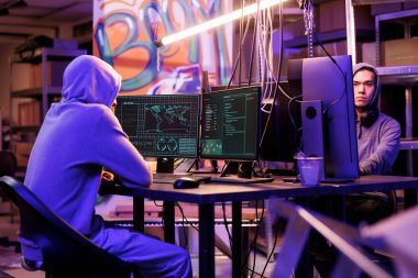 Hackerlar hükümetin bilgisayar ağına kötü amaçlı yazılım saldırısı planlıyor ve fidye virüsü kodluyorlar. Terk edilmiş depodaki veritabanı sunucusunu hacklemek için kötü niyetli yazılım programlayan suçlular