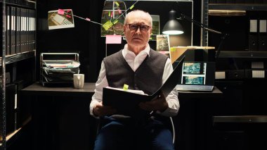 Tecrübeli bir memur, emniyet müdürlüğü kaza odasında video çağrısını kullanarak dosya durumu ve kanıtların doğruluğu hakkında direktörle konuşuyor. Kıdemli müfettiş çevrimiçi konferansta detayları aktarıyor.