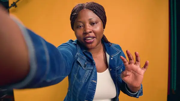 Відео Захоплює Афроамериканську Жінку Позитивним Омаром Спеціалізується Кур Єрській Професії — стокове фото