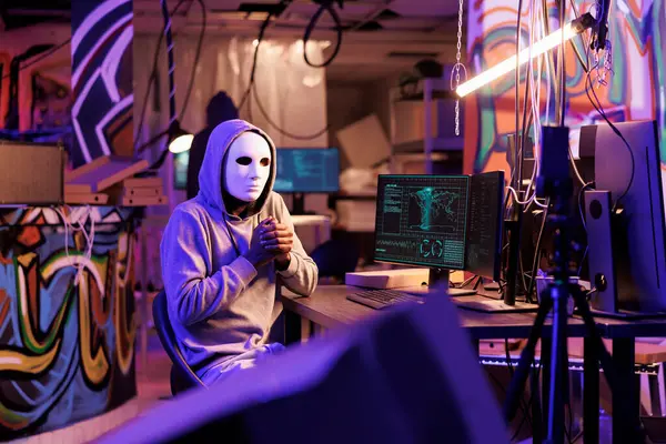 Anonimo Hacker Riprese Truffa Video Sul Telefono Cellulare Durante Attività — Foto Stock