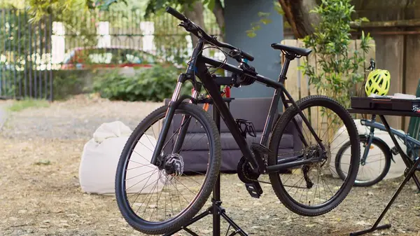 Quintal Bicicleta Colocada Suporte Reparação Pronto Para Exame Meticuloso Correção — Fotografia de Stock