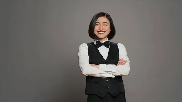 Wanita Asia Hotel Concierge Mengenakan Seragam Elegan Dengan Busur Bekerja — Stok Foto