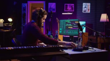 Müzik yapımcısı daw yazılımında ses parçalarını düzenliyor ve karıştırıyor, akustik mühendislik teknolojisiyle sesi çok yüksek sesle kaydediyor. Ses mühendisi yüksek kaliteli kayıtlar üretiyor. Kamera B.