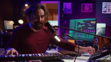 Sanatçı mikrofonda şarkı söylüyor ve ev stüdyosunda müzik yaratmak için elektronik piyano çalıyor. Şarkı sözü yazarı Midi kontrol cihazının sesini kaydediyor, hacmi gözenekli amfi düğmeleri ile ayarlıyor. Kamera B.