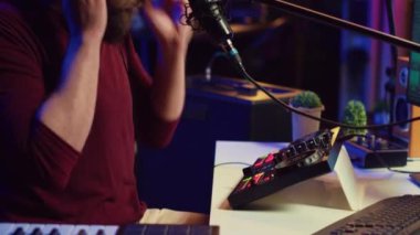 Ses yapımcısı, modern bir karışım yaratmak için bir karıştırma konsolu kullanarak ev stüdyosunda ezgi eklemek için geri vokal kaydediyor. Müzik yapımcısı, dengeleyici araçla yeni bir film müziğinde ustalaşıyor. Kamera A.