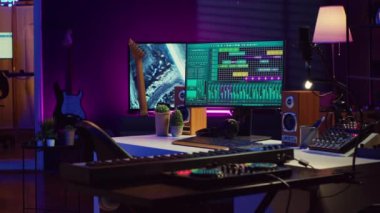 Elektronik cihazlar, akustik enstrümanlar ve kontrollü ses panosu ile müzik ve sesler üretmek için kullanılan boş alan. Amplifikatör ve uzmanlık araçlarıyla donatılmış ev stüdyosu. Kamera A.