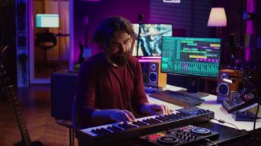 Şarkı sözü yazarı yanlış piyano notalarını duyunca üzülüyor, Midi kumandalı elektronik klavye kullanarak bir şarkı bestelemeye çalışıyor. Mükemmel sesi yaratmak için enstrüman anahtarlarını çalan müzisyen. Kamera B.