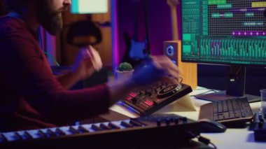 Piyano tuşları kayıtlarını bilgisayarda düzenlemek için usta bir mühendis. Karıştırma ekipmanlarını çalıştırıyor. Sanatçı, kaydedilmiş ses ve melodileri düzenleme ve manipüle etme üzerine çalışıyor. Kamera A.