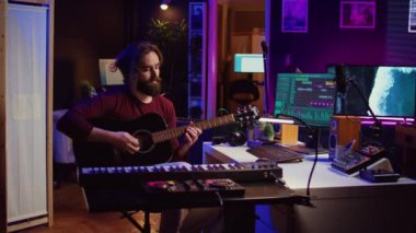 Müzik yapımcısı enstrüman çalmadan önce akustik gitarını akort ediyor, yeni soundtrack 'ler yapmak için müzik kaydediyor ve karıştırıyor. Şarkıcı elektronik panel kontrolleri kullanarak bir şarkı besteledi. Kamera B.