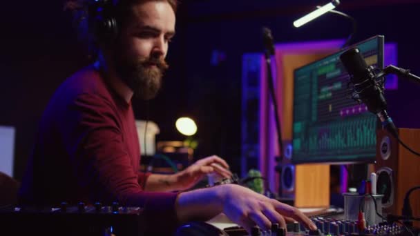 Engenheiro Som Gravação Produção Áudio Para Indústria Música Operando Console — Vídeo de Stock