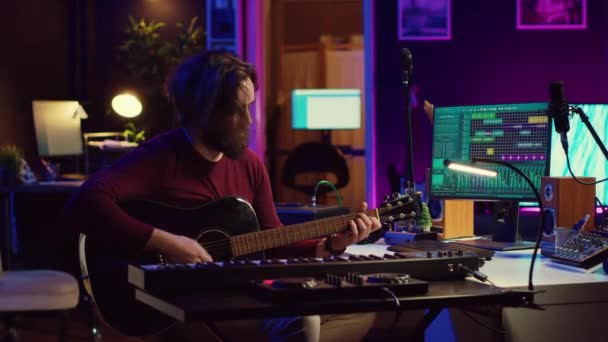 Musicien Joue Guitare Acoustique Enregistre Mélodie Pour Composer Nouvelles Chansons — Video