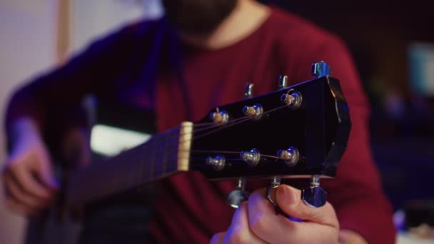 Artista Musical Afinando Sua Guitarra Torcendo Botões Preparando Para Tocar — Vídeo de Stock