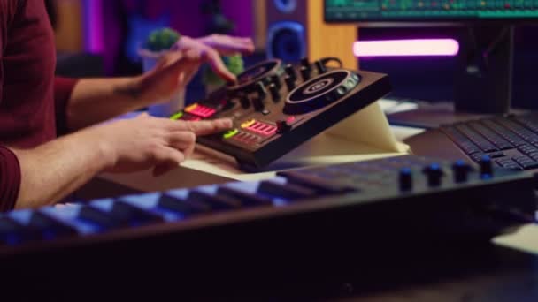 Erfaren Ljudtekniker Använder Mixerbräda För Att Skapa Låt Inspelningen Hemstudio — Stockvideo