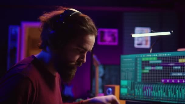 Klavye Çalan Daw Yazılımında Ses Kaydeden Yetenekli Bir Sanatçı Müzik — Stok video