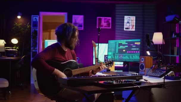 Hudebník Hraje Akustickou Kytaru Nahrává Melodii Aby Složil Novou Píseň — Stock video