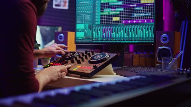 音频工程师记录钢琴键盘的音符和声音 用计算机上的放大器和Daw软件操作一个混合控制台 艺术家编辑音乐行业的声音 摄像头B — 图库视频影像