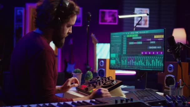 Müzik Yapımcısı Piyano Klavyesi Notaları Kaydediyor Onları Stüdyosundaki Bir Karıştırma — Stok video