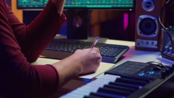 Besteci Kendi Stüdyosunda Orijinal Bir Parça Geliştiriyor Şarkı Melodisini Kaydetmeden — Stok video