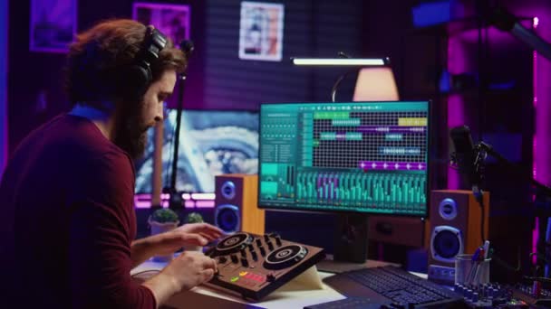 Sanatçı Ses Kayıtlarını Ses Kalitesini Arttırıyor Karıştırma Konsolu Kontrolleri Elinde — Stok video