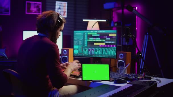 Hudebník Míchání Mastering Zvuky Domácím Studiu Elektronickou Konzolí Soundboard Vytváří — Stock video