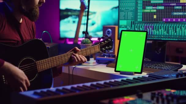 Mężczyzna Artysta Uczy Się Grać Gitarze Lekcji Online Samouczek Ćwicząc — Wideo stockowe
