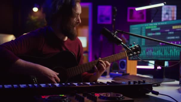 Stüdyoda Akustik Gitarıyla Şarkı Besteleyen Sanatçı Notalar Kaydediyor Mikrofonda Şarkı — Stok video