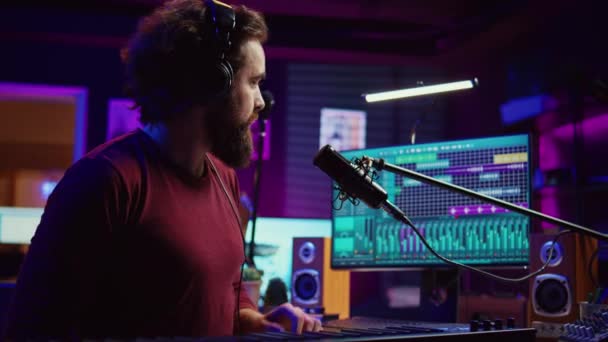 Músico Tocando Piano Midi Controller Grabando Una Nueva Canción Cantando — Vídeo de stock