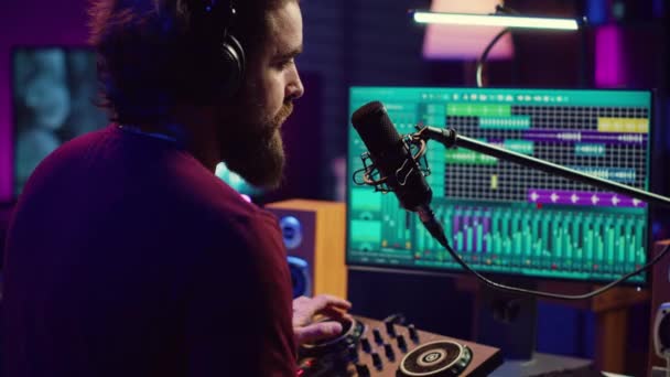 Muziekproducent Die Thuis Studiomicrofoon Zingt Liedjes Nemen Volumeniveaus Bewerken Aan — Stockvideo