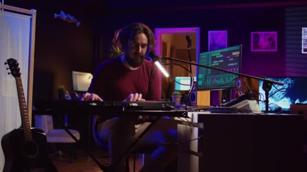 피아노 컨트롤러에 노래를 음악가 음악을 소프트웨어와 마이크에서 노래하는 예술가가 노트를 — 비디오