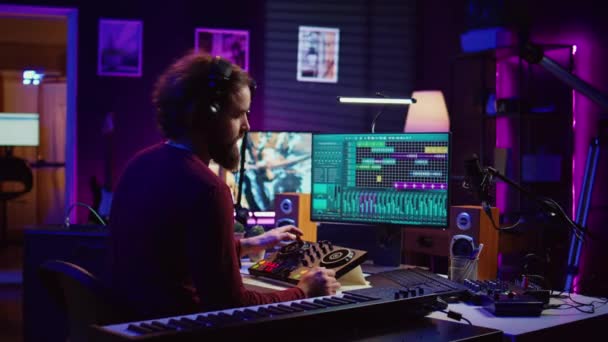 Muzyk Nagrywający Elektroniczne Utwory Fortepianowe Bawiący Się Swoim Domowym Studio — Wideo stockowe