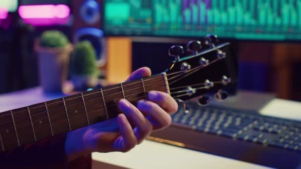 Compositora Profesional Tocando Guitarra Utilizando Caja Resonancia Para Mezclar Masterizar — Vídeos de Stock