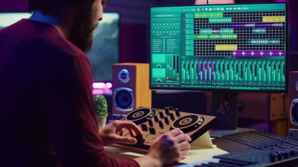 Audio Engineer Creating Sound Effects New Soundtrack Recording Tunes Electronic — Stock Video