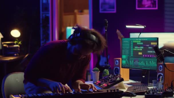 Energický Sebevědomý Umělec Hrající Elektronické Piano Domácím Studiu Nahrávání Midi — Stock video