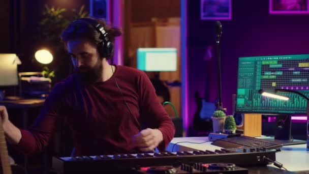 Jonge Artiest Componeert Een Lied Elektronisch Pianoklavier Thuis Opnamestudio Audio — Stockvideo